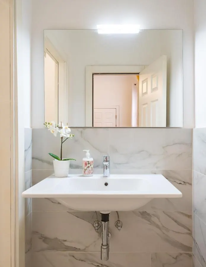 Guest house Home Faenza At Most Historical Center With Lift !!! Florence Italy